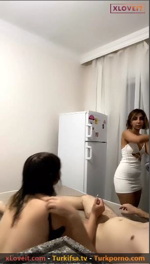 Türk Sex Suzan kel elemanla kız arkadaşı evdeyken sikişti